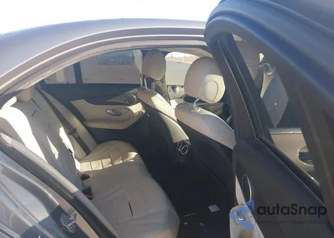 2015 Mercedes-Benz C 300 z USA, uszkodzony, nr VIN 55SWF4JB1FU057736